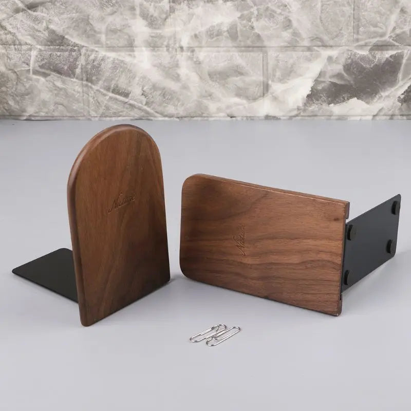 Serre-livres en bois de noyer naturel couleur prune sur bureau