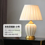 Détail de la lampe de chevet en céramique montrant la texture et la finition