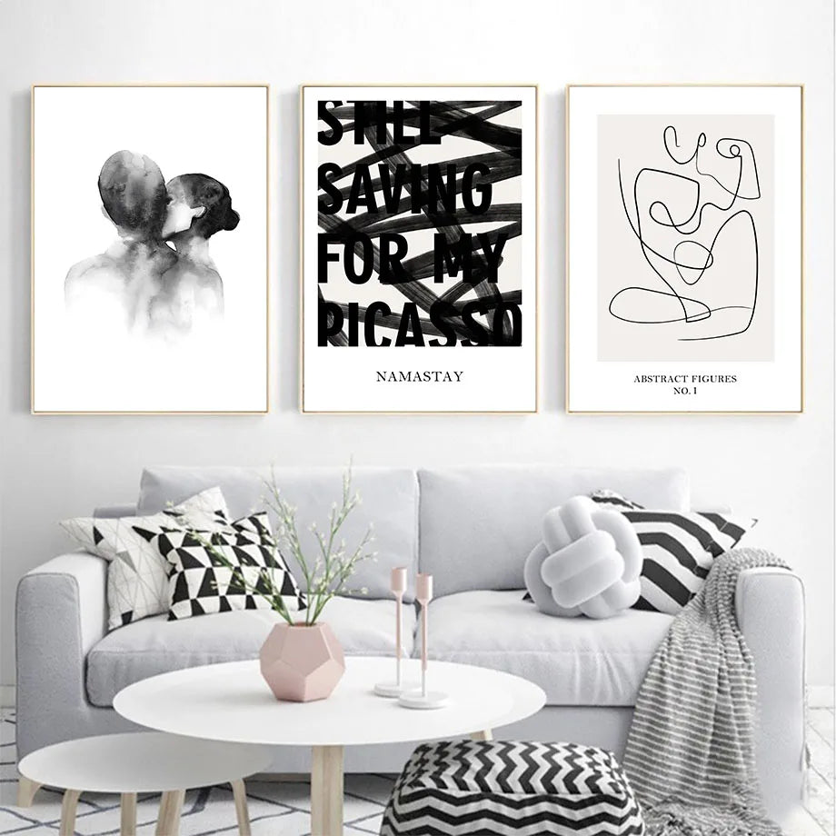 Dans cet intérieur moderne, des œuvres d'art minimalistes et abstraites créent une ambiance épurée et élégante, mettant en valeur les formes géométriques et les contrastes.