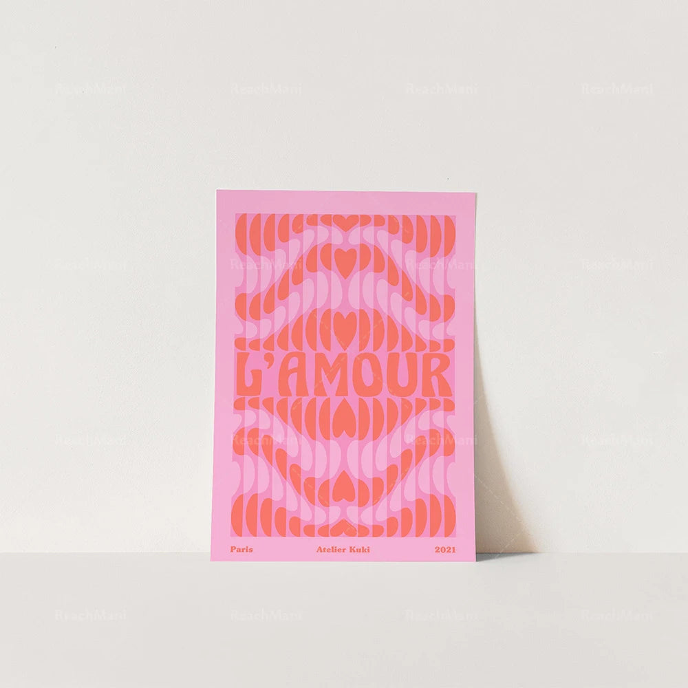 L'affiche rose et orange montre un motif de coeurs répétés avec le titre "L'amour" en gros caractères au centre.