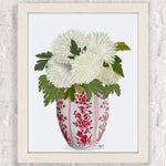 Un bouquet éclatant de fleurs blanches épanouies dans un vase décoré de motifs rouges ornés.