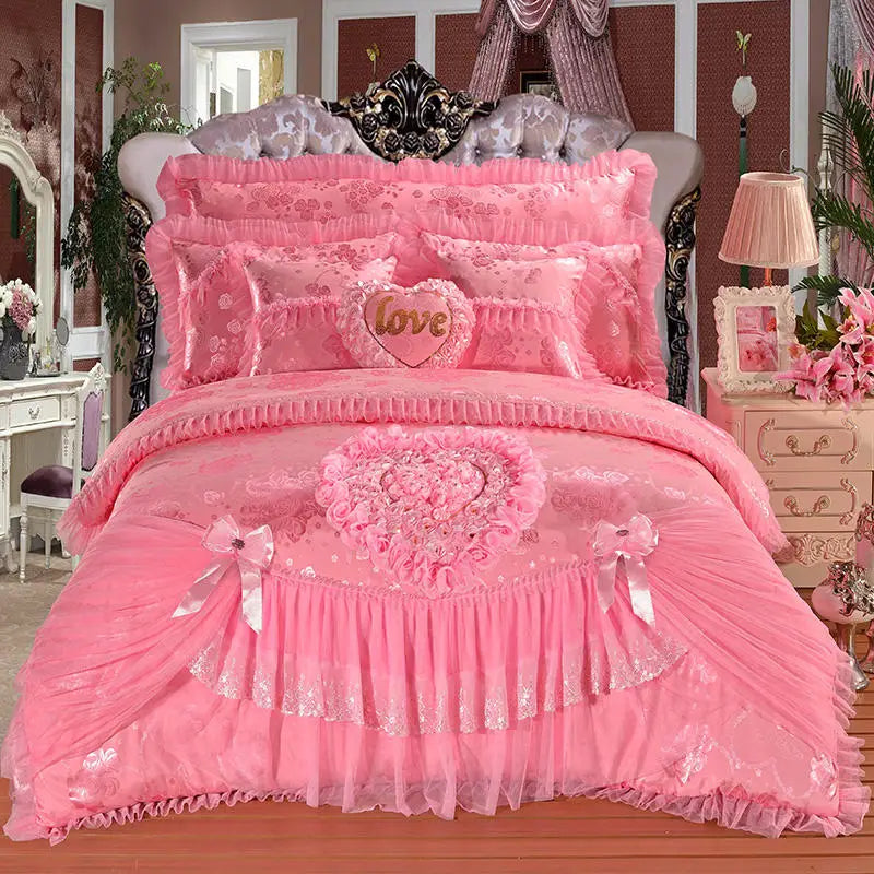 Détail de la dentelle en forme de coeur sur la housse de couette
