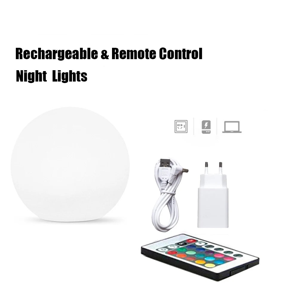 Comparaison des différentes couleurs de boules lumineuses LED dans un jardin