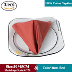 Deux serviettes en coton 100% de couleur rouge rouille, de taille 30 x 45 cm, avec un rétrécissement de 4 à 7%.