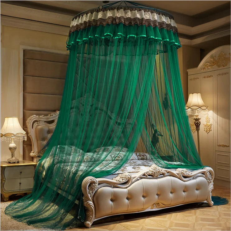 Un magnifique lit à baldaquin orné de rideaux verts vitrés, dans une pièce au décor luxueux.