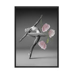 Une ballerine en noir et blanc, les bras levés dans un geste gracieux, entourée de pivoines roses.