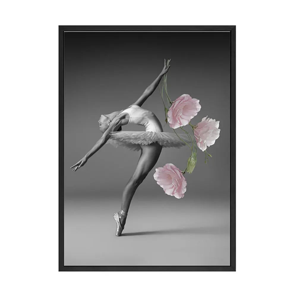 Une ballerine en noir et blanc, les bras levés dans un geste gracieux, entourée de pivoines roses.