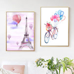 Des ballons colorés et une bicyclette avec des fleurs représentent une scène de romance à Paris, avec la Tour Eiffel à l'arrière-plan.