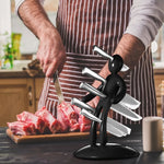 Porte-couteau humanoïde en acier inoxydable rouge sur plan de travail de cuisine