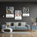 Cette image présente une décoration intérieure sophistiquée avec trois affiches encadrées exposant des œuvres d'art abstraites de Kazimir Malevitch, un artiste de l'avant-garde russe. L'aménagement du salon inclut un canapé bleu clair, une table basse, un radiateur et d'autres éléments décoratifs qui créent une ambiance moderne et épurée.