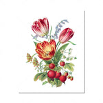 Un magnifique bouquet de fleurs colorées, incluant des tulipes rouges et jaunes, des fraises juteuses et d'autres fleurs printanières sur fond blanc.