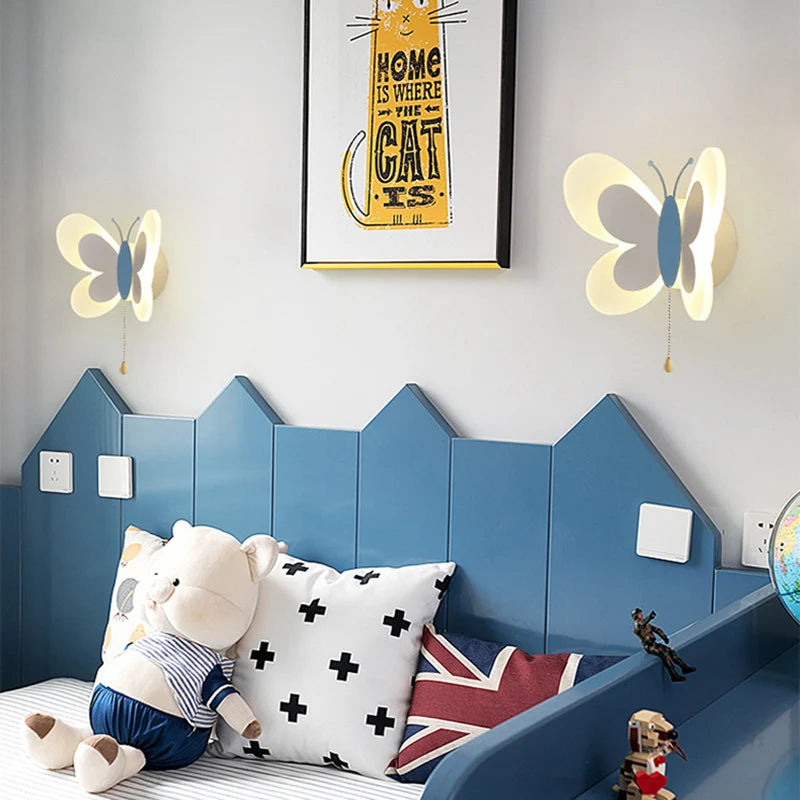 Applique murale papillon LED allumée dans une chambre