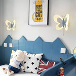 Applique murale papillon LED allumée dans une chambre