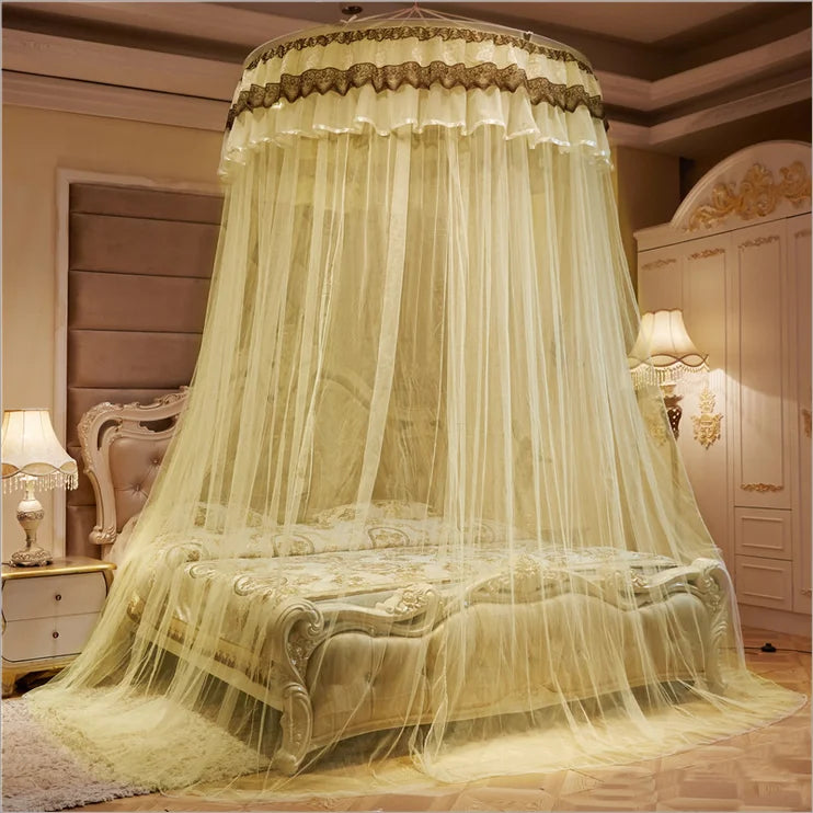 Un lit élégant avec un ciel de lit somptueux et des rideaux en dentelle, créant une atmosphère chaleureuse et romantique dans cette chambre.