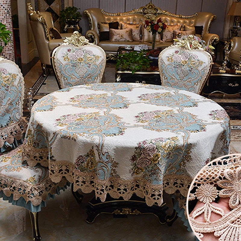 Une élégante nappe ronde en dentelle ornée de motifs floraux vintage, entourée de fauteuils rembourrés à l'allure luxueuse dans un décor opulent.