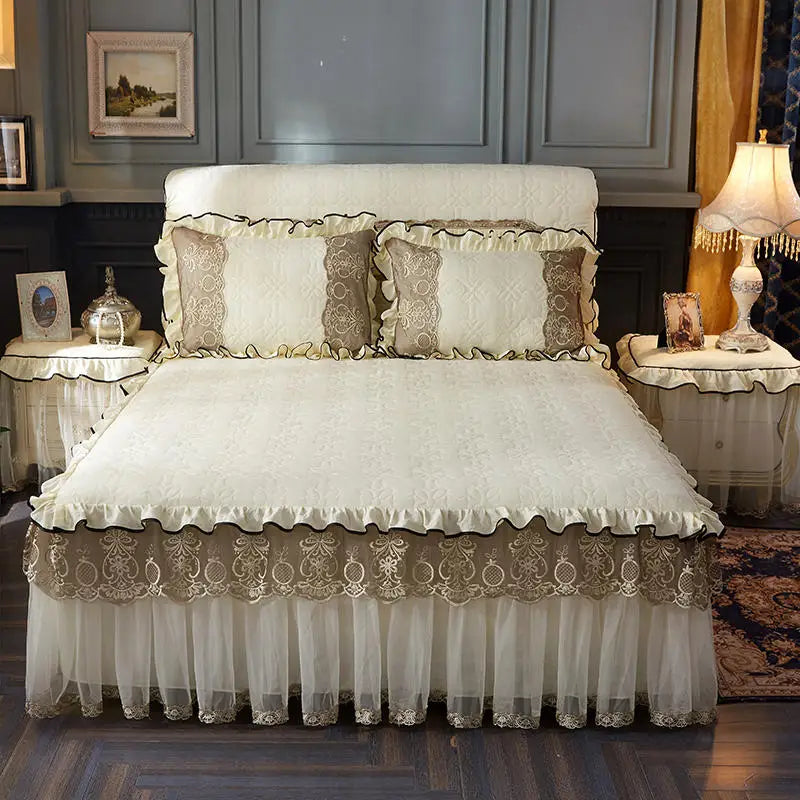 Jupe de lit beige sur lit king size