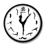 Horloge murale yoga salutation au soleil vue de près silhouette