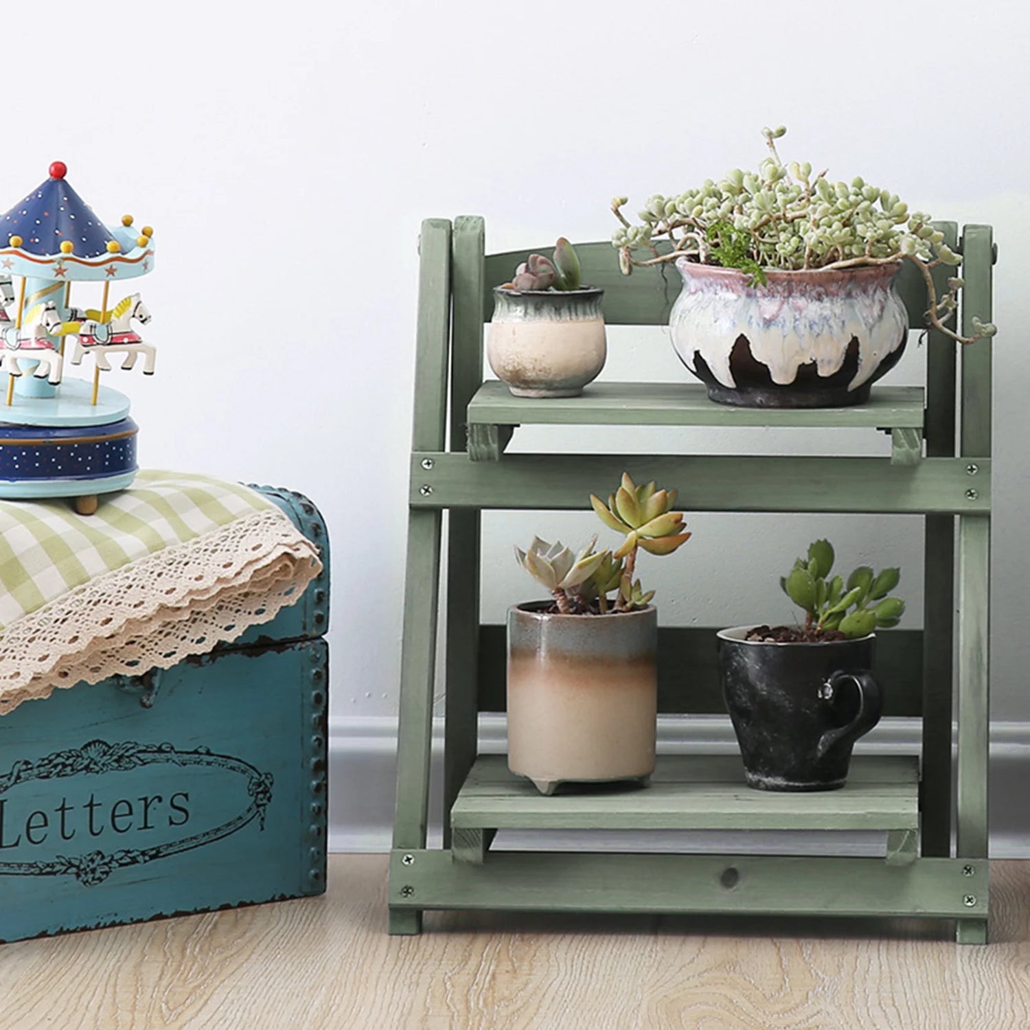 Support de plantes en bois rouge sur un balcon