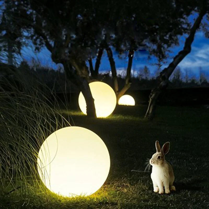 Boule décorative LED éclairant une allée de jardin
