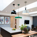 Lampe suspendue éclairant une table de restaurant