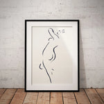 Une silhouette féminine minimaliste en noir et blanc, reflétant la grâce et l'élégance.