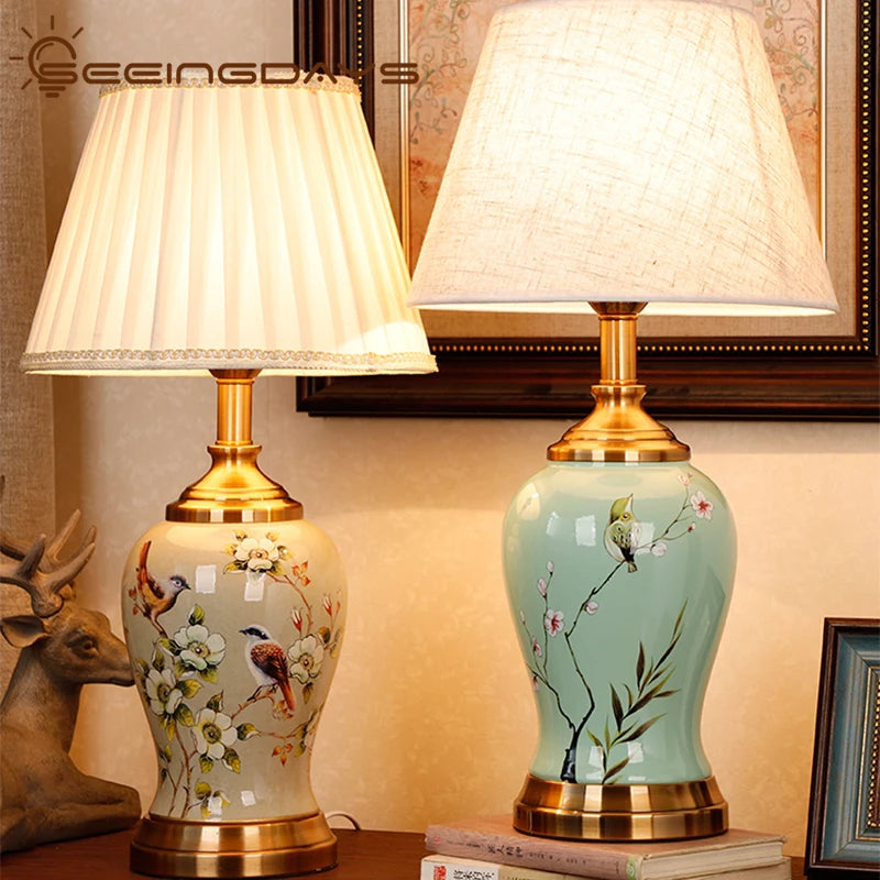 Lampe de chevet en céramique bleue classique sur table de nuit