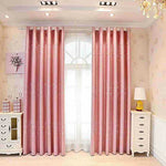 Vue rapprochée d’un rideau rose en tissu jacquard avec un motif abstrait ondulé et élégant, offrant un effet de profondeur.