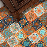 Autocollant de carrelage floral orange posé sur un mur de cuisine