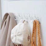 Support crochet transparent installé dans une salle de bain moderne