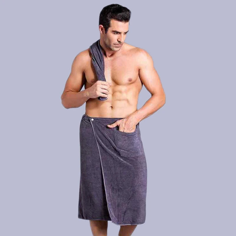 Serviette de bain microfibre jaune accrochée à un porte-serviette moderne
