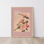 L'image montre un cadre décoratif avec une illustration d'un bouquet de fleurs roses épanouies et vibrants contre un fond rose pâle, accompagnée du nom de l'artiste Ogawa Kazumasa.