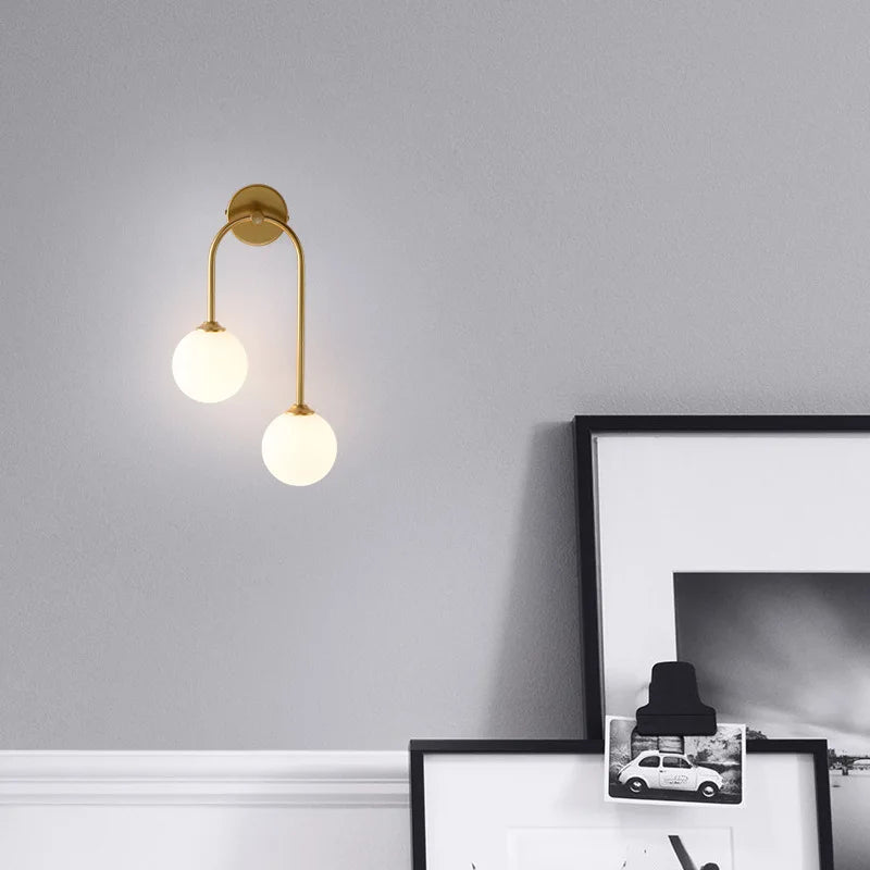 Détail de l'applique murale en verre laiteux avec ampoule LED G9