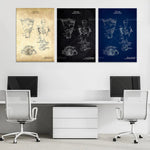 Des affiches encadrées avec des schémas détaillés d'un équipement de plongée, avec un bureau moderne et minimaliste devant elles.