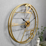 Détail de la finition dorée de l'horloge murale