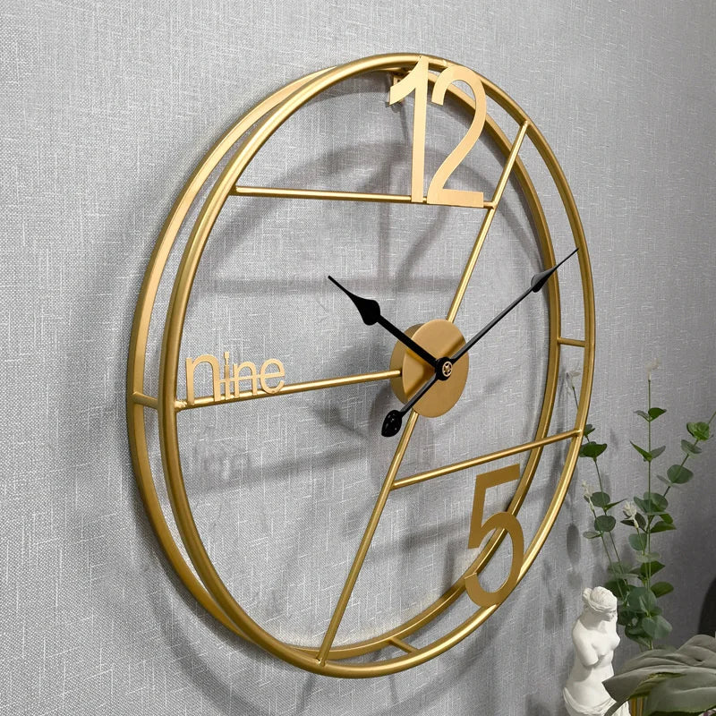 Détail de la finition dorée de l'horloge murale