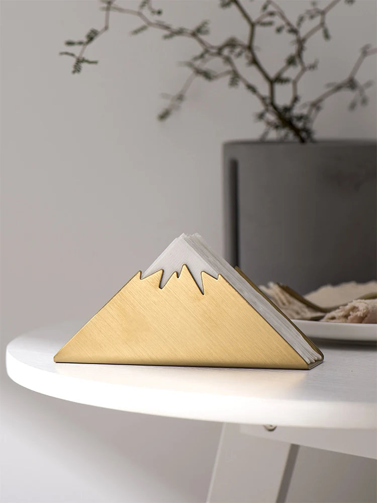 Détail de la finition plaquée or du porte-serviettes