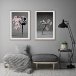 Deux impressionnantes photographies en noir et blanc montrant des danseuses gracieuses posant avec des orchidées roses.