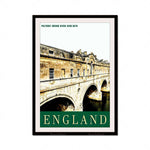 Le pont historique en pierre surplombe la rivière Avon à Bath, en Angleterre, offrant une vue pittoresque de l'architecture élégante de cette ville.