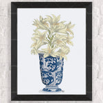 Un bouquet de lis blancs dans un vase de porcelaine bleue et blanche.