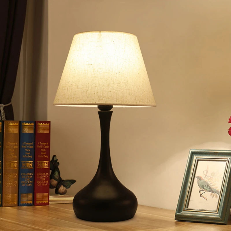 Lampe de chevet avec corps bleu et abat-jour blanc