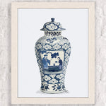 Cette image montre un vase en porcelaine orné de motifs bleus et blancs représentant des personnages dans un paysage.