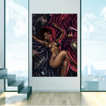 L'image montre une femme au corps athlétique, allongée sur un drap de satin rouge, entourée d'accessoires évoquant l'adrénaline et la sensualité.
