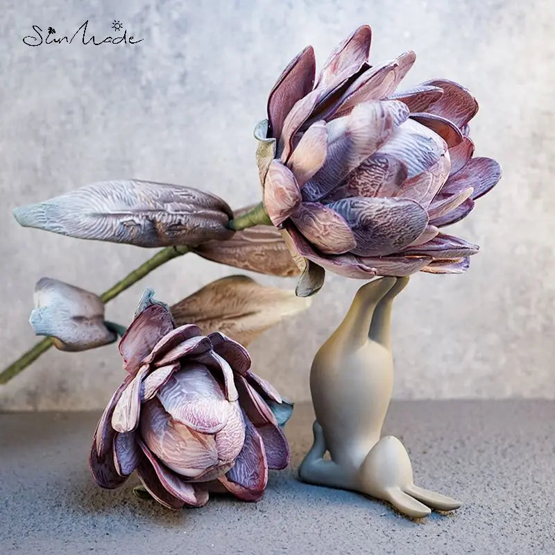Fleur dahlia artificielle rose profond sur table basse salon