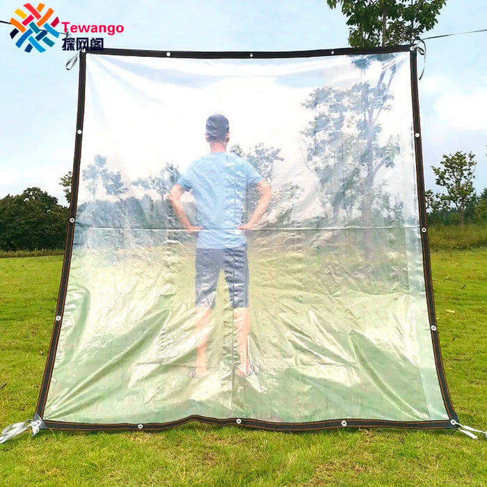 Voile d'ombrage transparente installée sur une terrasse avec vue sur le jardin