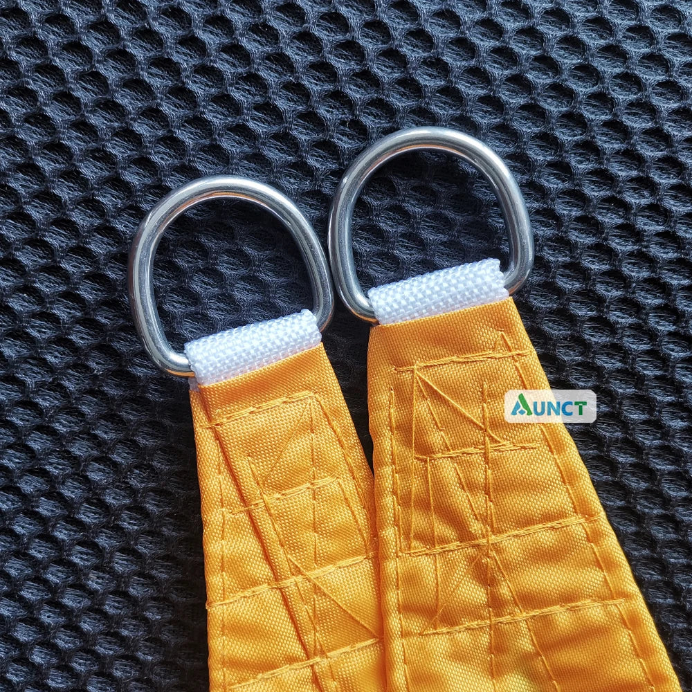 Voile d'ombrage orange clair au-dessus d'une piscine