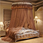 Lit de style baroque en bois et en cuir, avec un ciel de lit à baldaquin et des rideaux ornés de dentelle et d'éléments décoratifs dorés, créant une atmosphère chaleureuse et luxueuse dans la chambre.