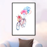 Une bicyclette vintage transportant un bouquet de fleurs colorées et un bouquet de ballons de fête.