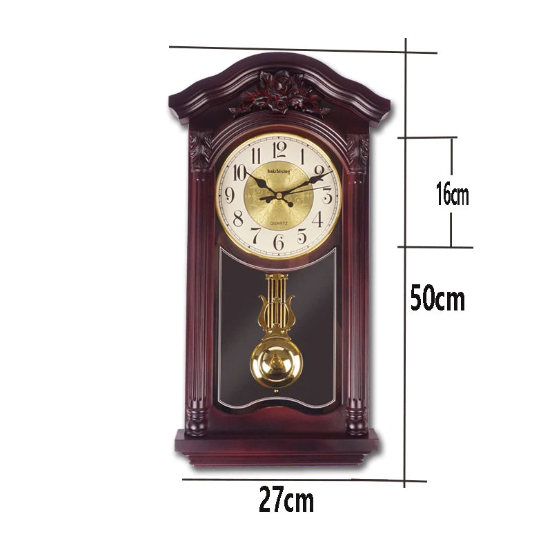 Horloge murale rétro blanche avec pendule sur un mur de salon