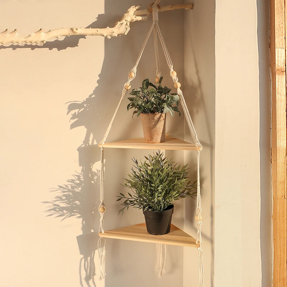 Détail du tissage macramé et de l'étagère en bois triangle vue de près