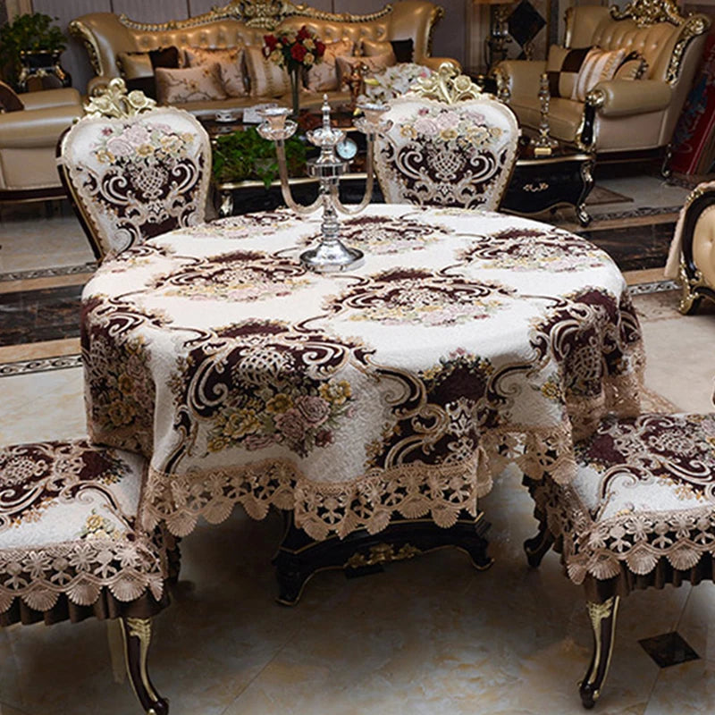 Une table élégamment décorée avec un linge de table raffiné, des chandeliers dorés et une composition florale, créant une atmosphère chaleureuse et luxueuse dans cette pièce ornée de meubles d'époque.